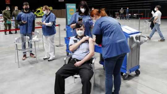muž dostáva vakcínu proti koronavírusu