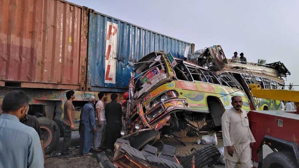 Pri zrážke autobusu s kamiónom v Pakistane zomrelo najmenej 33 osôb