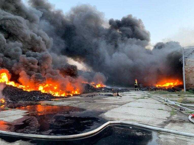 Hasiči zasahujú pri požiari skladovej haly v Palárikove