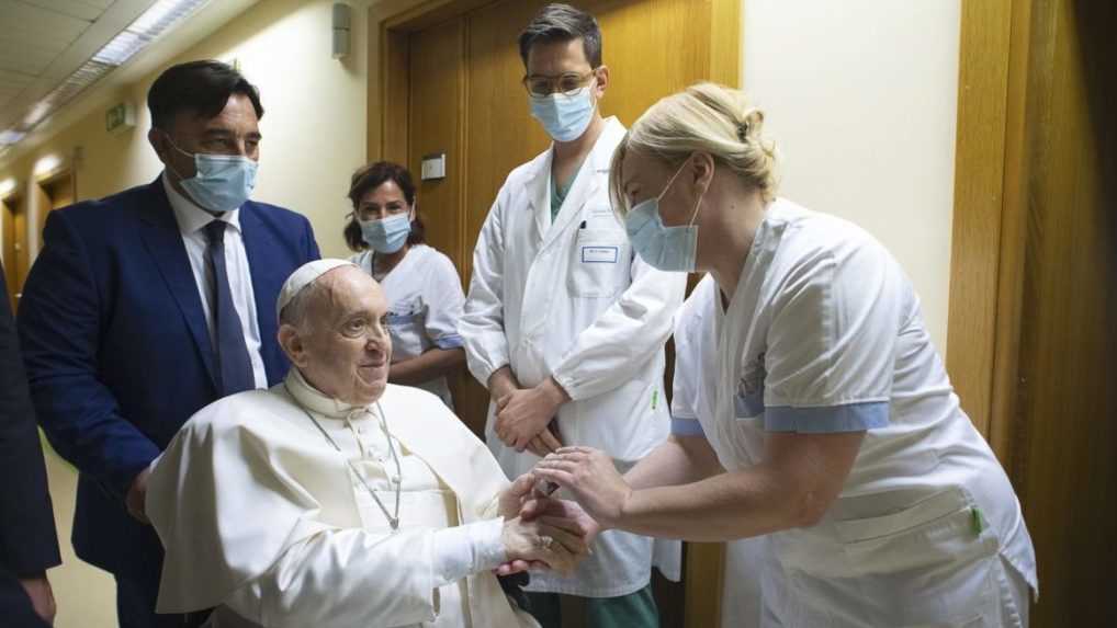 Pápež František zostane v nemocnici o niekoľko dní dlhšie