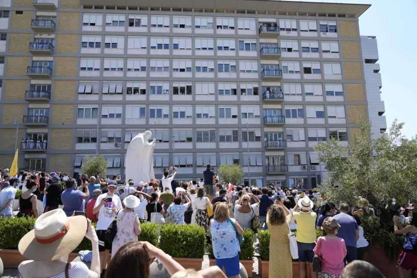 Pápež František týždeň po operácii pozdravil veriacich z balkóna nemocnice