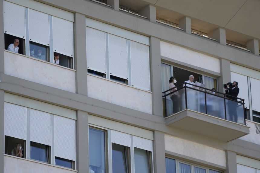 Pápež František týždeň po operácii pozdravil veriacich z balkóna nemocnice