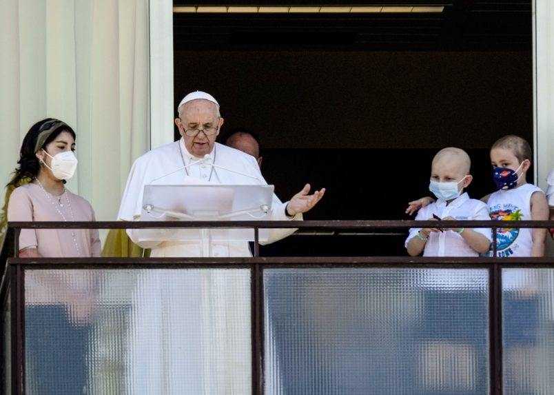 Pápež František na balkóne nemocnice.