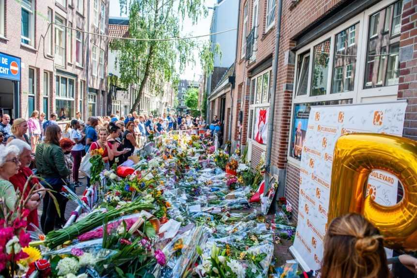 So zavraždeným holandským novinárom sa lúčia tisíce ľudí. „Bol naším hrdinom,“ hovoria