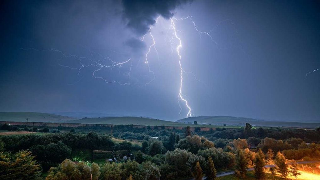 Východ a stred Slovenska potrápia búrky, varujú meteorológovia