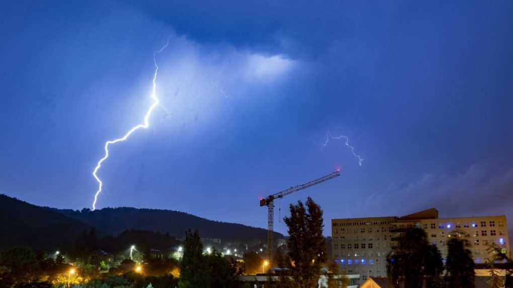 Na celom Slovensku okrem najvýchodnejších okresov treba počítať s búrkami
