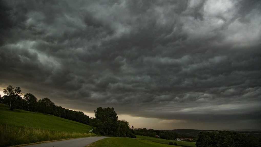 Východu Slovenska hrozia búrky, SHMÚ vydal výstrahy druhého a prvého stupňa