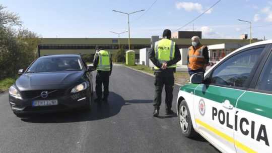 Polícia počas kontroly na hraničnom priechode
