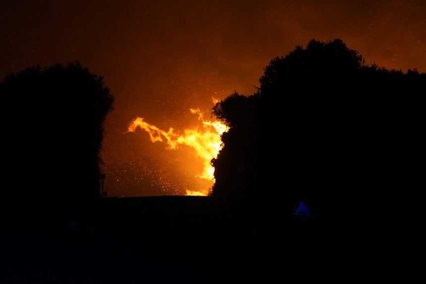 Na Sardínii museli pre požiar evakuovať stovky ľudí, hasia ho aj viaceré lietadlá