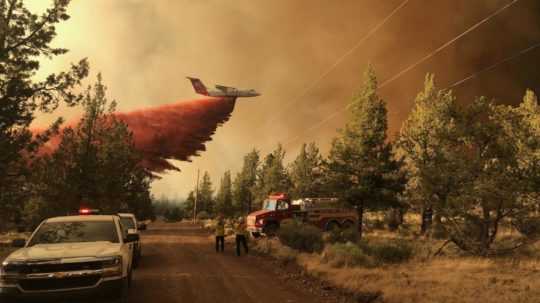 lietadlo hasí lesný požiar