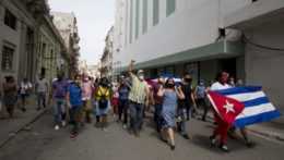 Protestujúci v uliciach Havany.