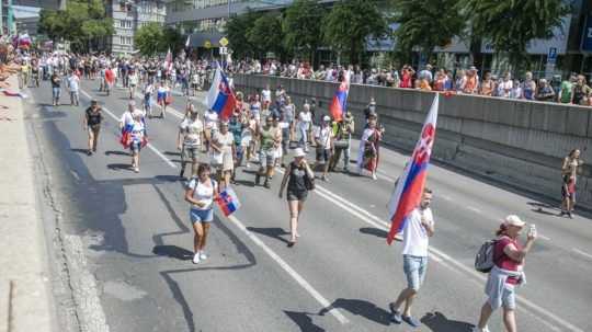 Protestujúci pre Prezidentským palácom v Bratislave.