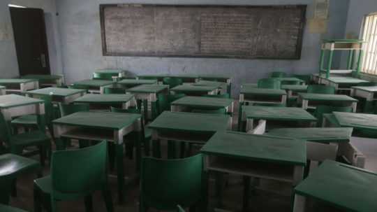 Na snímke prázdna trieda školy v Nigérii.
