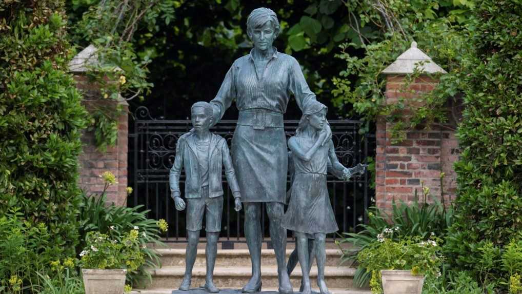 Lady Diana by oslávila 60. narodeniny, na jej počesť odhalili v Londýne sochu