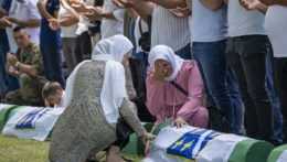 Smútiace ženy na pamätnom cintoríne v Srebrenici.