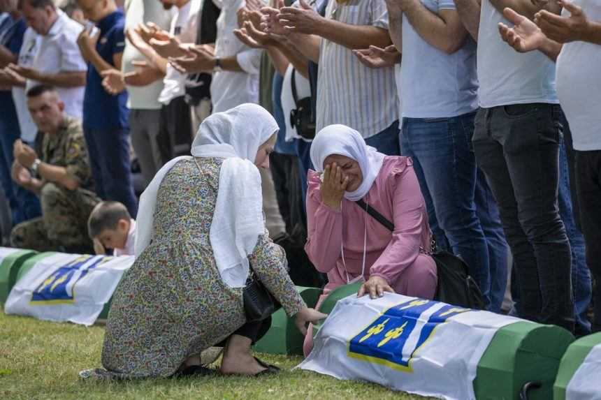 V Potočari pochovali ďalších 19 obetí masakry v Srebrenici