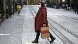 žena kráča po prázdnej ulici