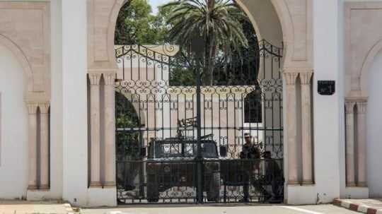 Vstup do budovy parlamentu v Tunise.