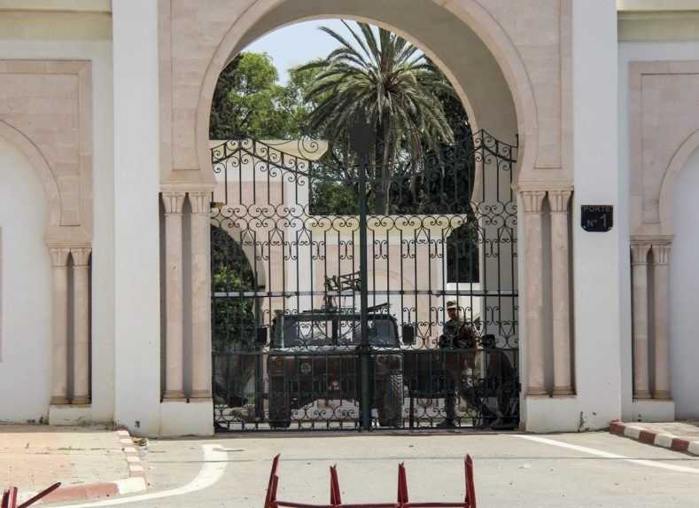 Situácia v Tunisku sa po odvolaní premiéra a pozastavení činnosti parlamentu upokojila