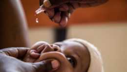dieťaťu podávajú perorálnu vakcínu proti detskej obrne