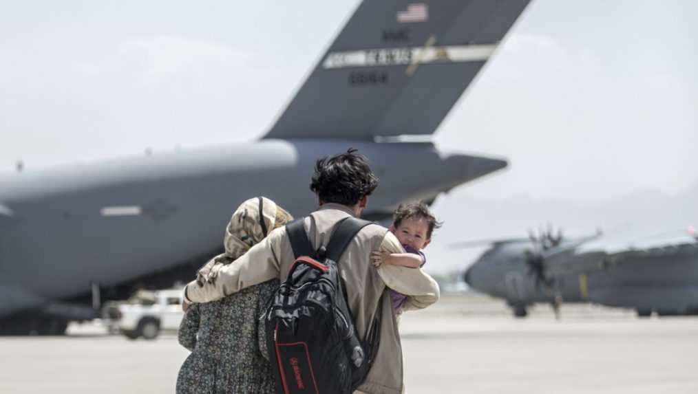 Británia ukončí evakuačné lety z kábulského letiska v Afganistane