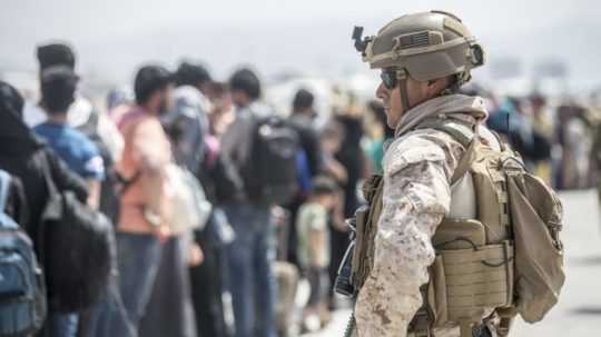 Americký vojak počas evakuácie na letisku v Kábule.