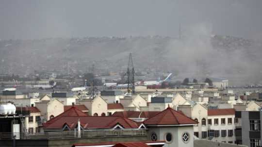 stúpajúci dym po explózii v Kábule