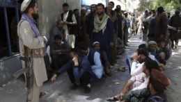 Taliban bráni Afgancom v ceste na letisko.