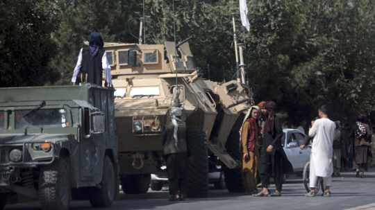 vojenské autá v Kábule