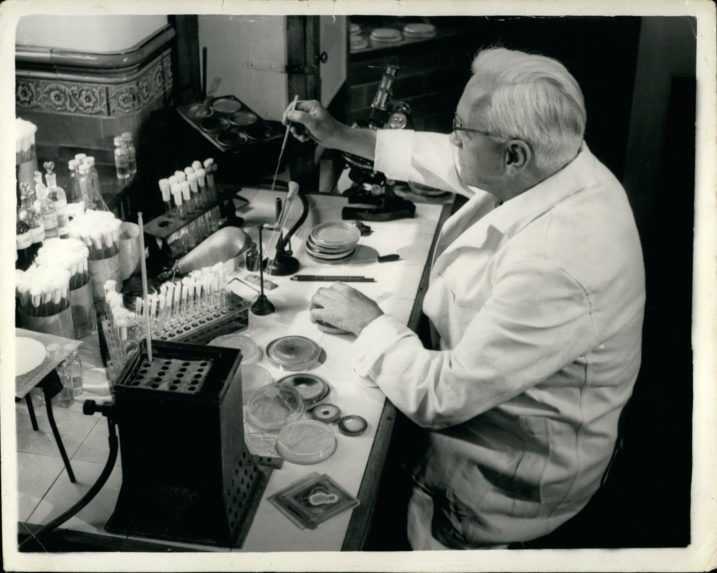 Alexander Fleming v laboratóriu.