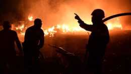 Hasiči hasia požiar na predmestí Atén.