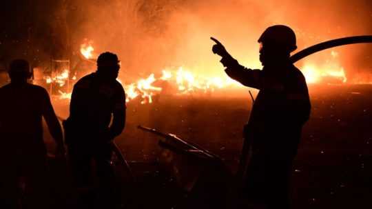 Hasiči hasia požiar na predmestí Atén.