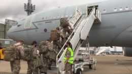 Bristskí vojaci nastupujú do lietadla.