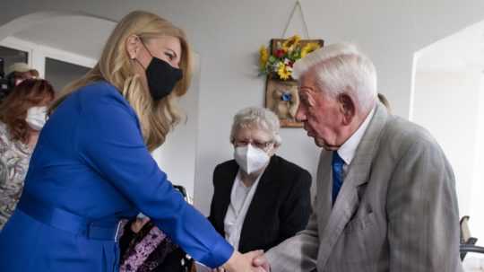 Na snímke vľavo prezidentka SR Zuzana Čaputová počas návštevy Domova sociálnych služieb