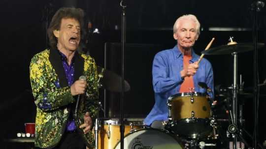 Charlie Watts počas koncertu za frontmanom Rolling Stones Mickom Jaggerom.