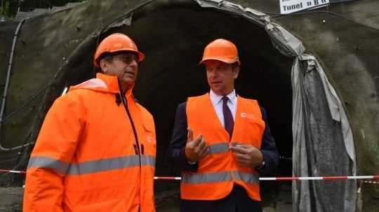 Andrej Doležal s predstaviteľom Národnej diaľničnej spoločnosti pri tuneli Bakoš v Prešove.