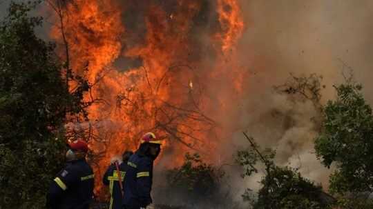 Hasiči hasia plamene na ostrove Eubója.