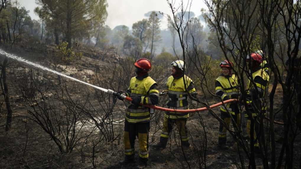 Požiar na juhu Francúzska si vyžiadal prvú obeť, hlásia aj zranených