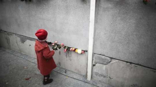Dievčatko pri Berlínskom múre.