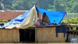 India záplavy žena na streche