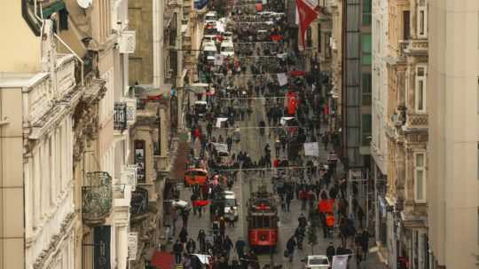 Ľudia na ulici v Istanbule.