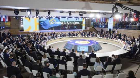 Účastníci na ustanovujúcom summite Krymskej platformy.