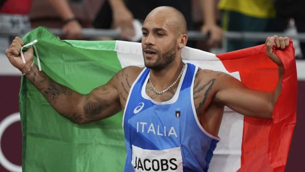 Lamont Marcell Jacobs sa raduje s talianskou vlajkou.