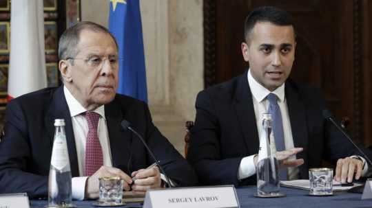 Ruský minister zahraničia Sergej Lavrov a taliansky minister zahraničia Luigi Di Maio sediaci za stolom.
