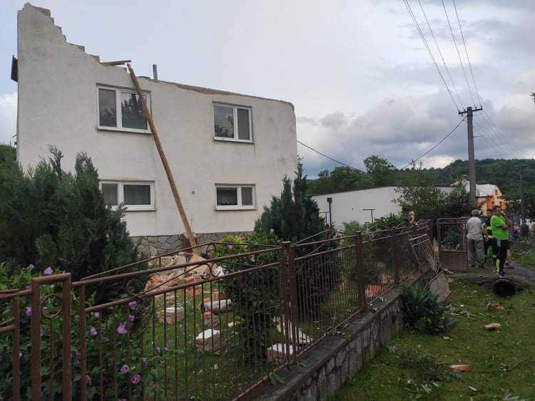 Obcou Petkovce na východe Slovenska sa prehnalo tornádo, hlásia poškodené domy