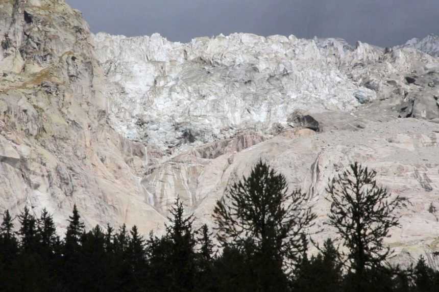 Taliansku dedinu pod Mont Blancom ohrozuje topciaci sa ľadovec