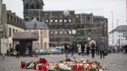 Kvety a sviečky na mieste incidentu v nemeckom meste Trier.
