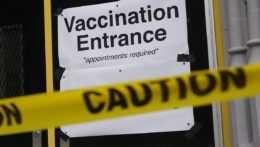 Vchod do vakcinačného centra v New Yotku.