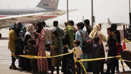 ľudia čakajú v rade na evakuačný let z Afganistanu