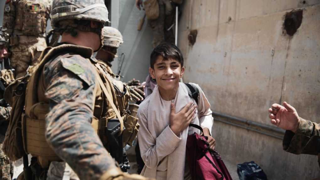 Počty evakuovaných z Kábulu zaostávajú za možnosťami letectva USA, píše AP